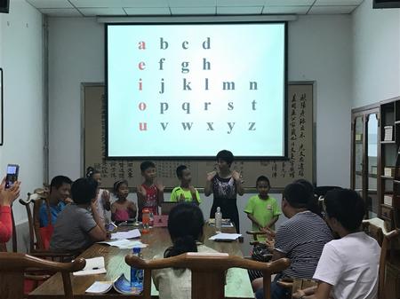 王娜老师带领小观众们学习自然拼读歌谣