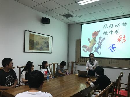 尹玉老师为市民们讲解英美文化