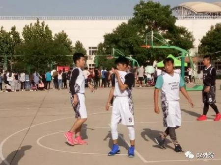 外院男篮选手们的矫健英姿