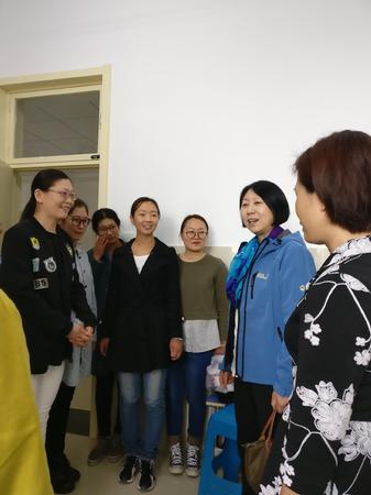 赵林静院长与学生亲切交谈