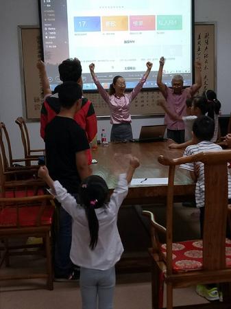 赵宝斌老师夫妇带动学员载歌载舞