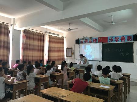 澳门十大正规娱乐游戏网站学生志愿者为孩子们教授《弟子规》
