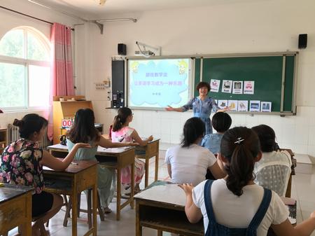 沧州市运河区北队小学名师和秀随为寨子镇中心校的教师们进行培训
