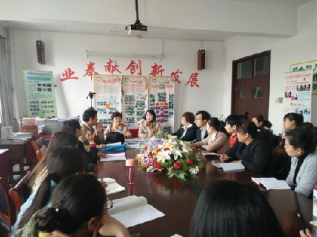 澳门十大正规娱乐游戏网站与石化小学的教师们开展公开课评课教研活动
