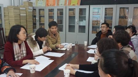 老师们展开热烈讨论