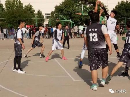 外院男篮选手们的矫健英姿