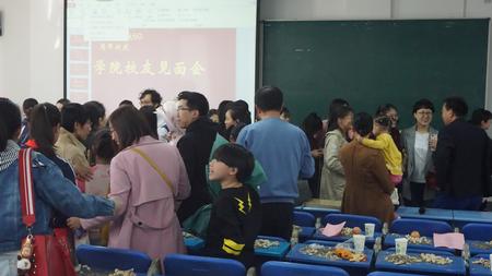 采访现场校友满堂