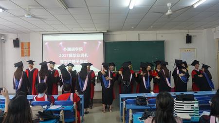 拨穗仪式上师生深情拥抱