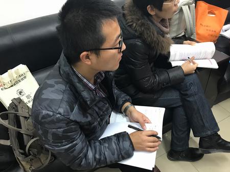 青年教师认真听取老教师的经验之谈