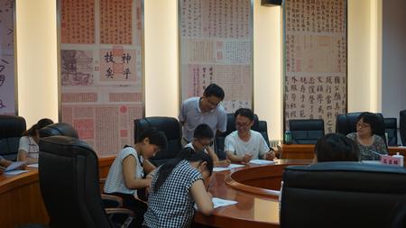 石亚辉老师与学生进行轻松愉快的英语交流