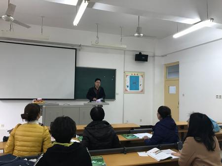 大学英语教研室进行集体备课活动