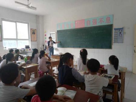 李彩虹同学为六合小学的孩子们上课