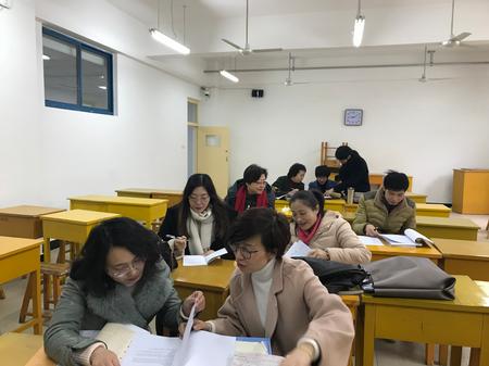 同头授课教师进行教学方法讨论