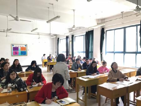 澳门十大正规娱乐游戏网站师生认真聆听讲座