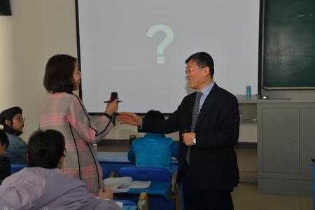 韩教授与教师互动